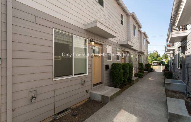 2 beds, 1.5 baths, $1,949, Unit 7712 SE Washington Street