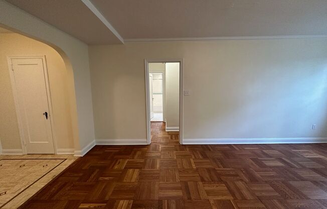 2 beds, 1 bath, 975 sqft, $1,800, Unit Royal York 114