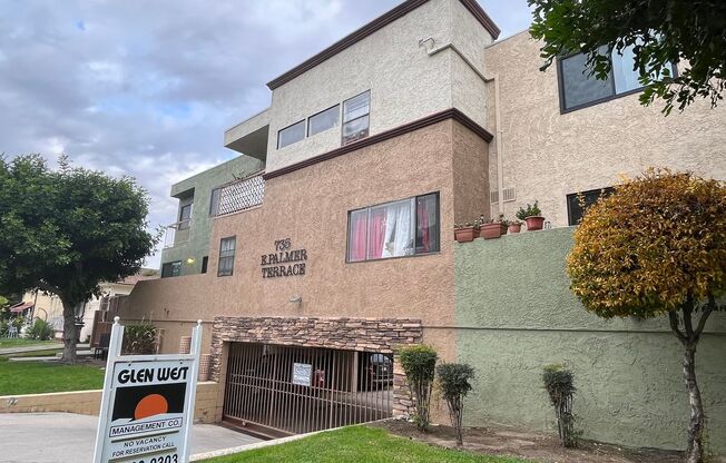 735 E. PALMER AVE.