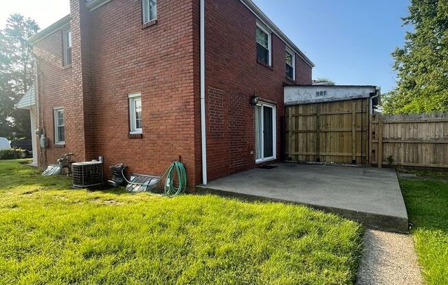 Townhouse on Spacious Corner Lot