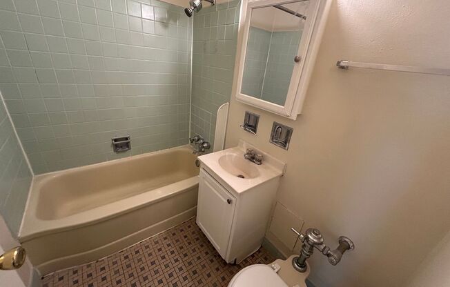 1 bed, 1 bath, $905, Unit 205