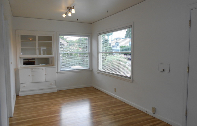 No Security Deposit W/ Rhino!!! Charming North Portland Home With Hardwood Floors!