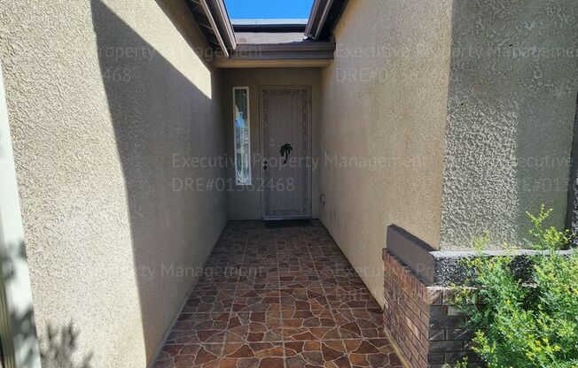 Charming 3 bedroom, 2 bathroom house. This home comes with a range of modern amenities.