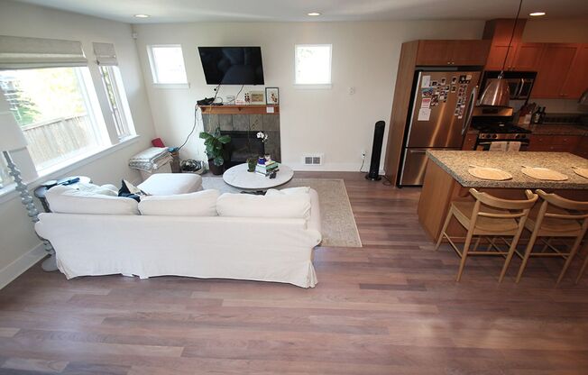 LUXURY 2-BED BALLARD TOWNHOME FOR RENT WITH EASY COMMUTE!