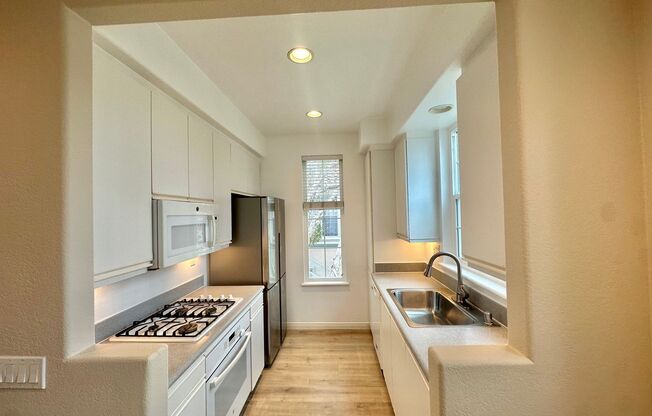 Second Floor Updated 2 BD / 2 BA In Carmel Valley!