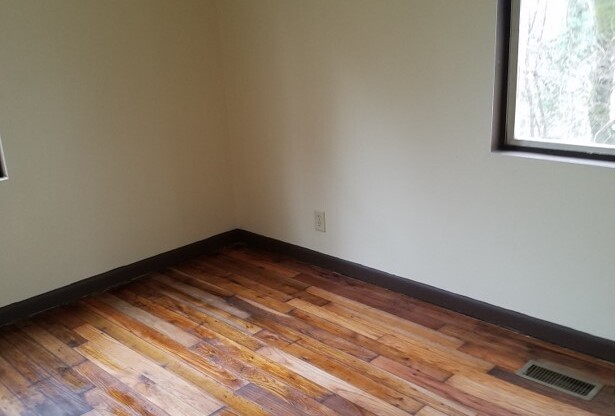 Knoxville 37915 - James White Parkway Area, 2 bedroom, 1 bath home - Contact Brad Croisdale (865) 805-9964