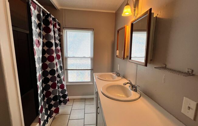 1045-1047 Alpine NW