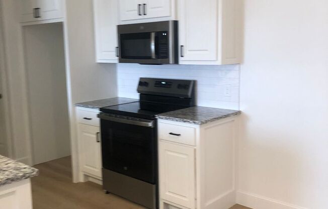 3 beds, 2 baths, $1,600, Unit A