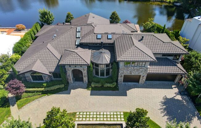 4Bd+Den/4.5Ba Clyde Hill House