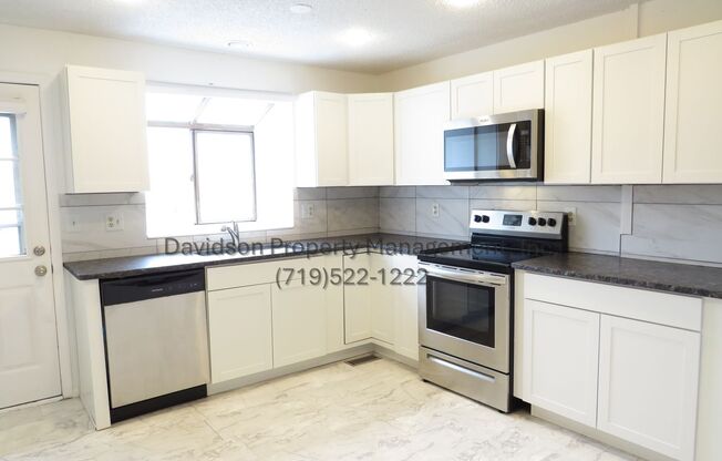Cozy 2 Bedroom Condo in Rockrimmon