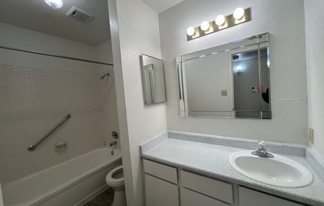 2 beds, 2 baths, 1,000 sqft, $1,275, Unit 401