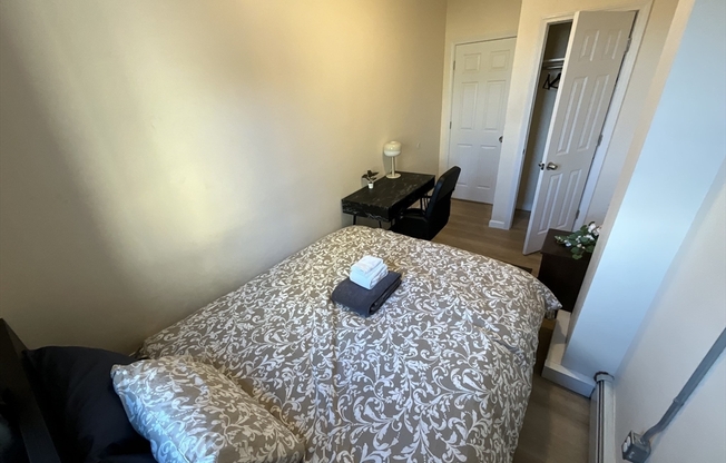 3 beds, 1 bath, 1,100 sqft, $4,700, Unit 3