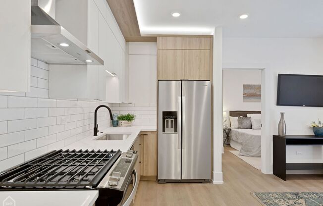 1613 W BELMONT