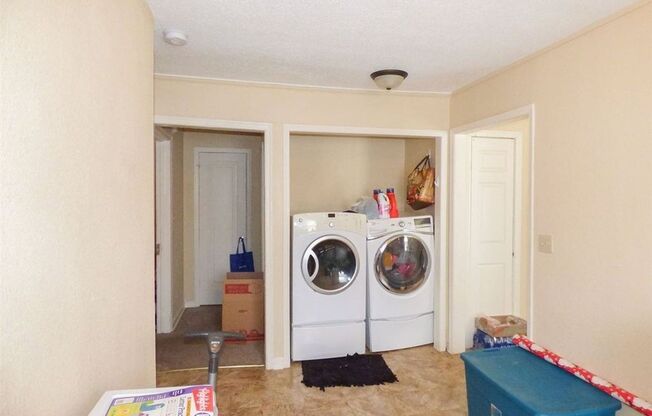 3 bed 2 Bath Home Super Large Back Yard