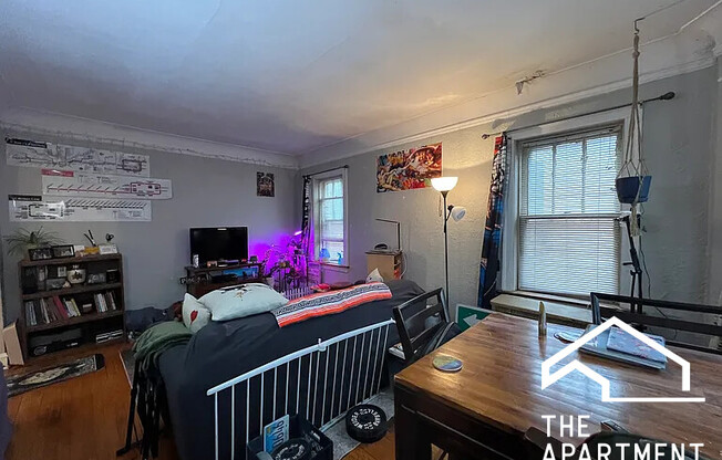 2421 W LUNT