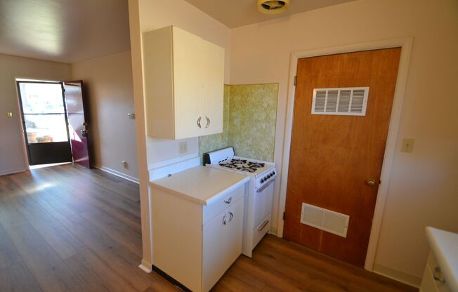 1 bed, 1 bath, 600 sqft, $825, Unit Wood Ave #11