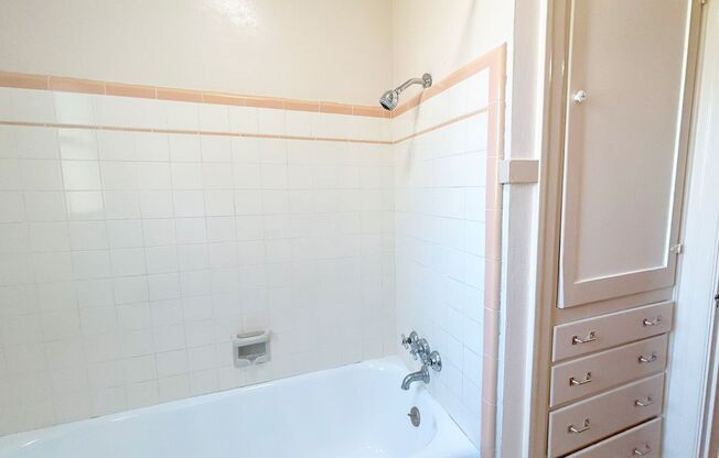 2 beds, 1 bath, 876 sqft, $1,995, Unit Court - D