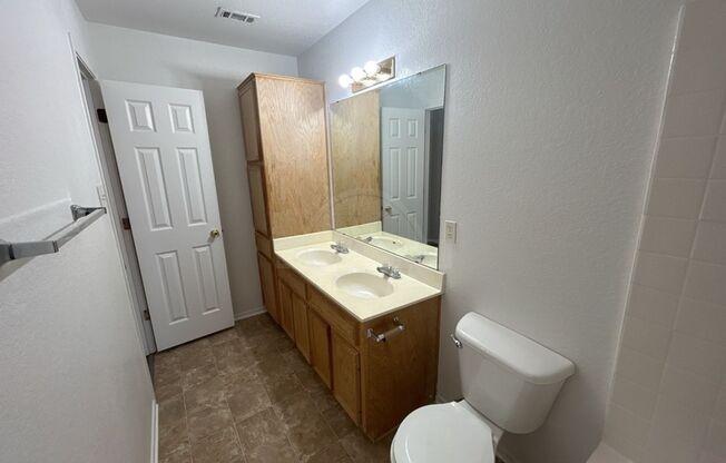 3 beds, 2 baths, $1,225, Unit 4411 July Unit B