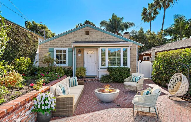 Beach cottage in the heart of Woods Cove