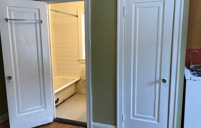 Studio, 1 bath, $725, Unit 15