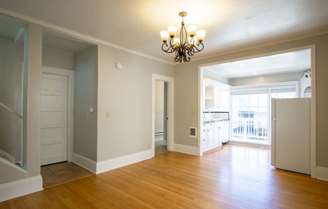 NW: Beautiful 2Bdr w/Hardwoods, DW + Skylights!