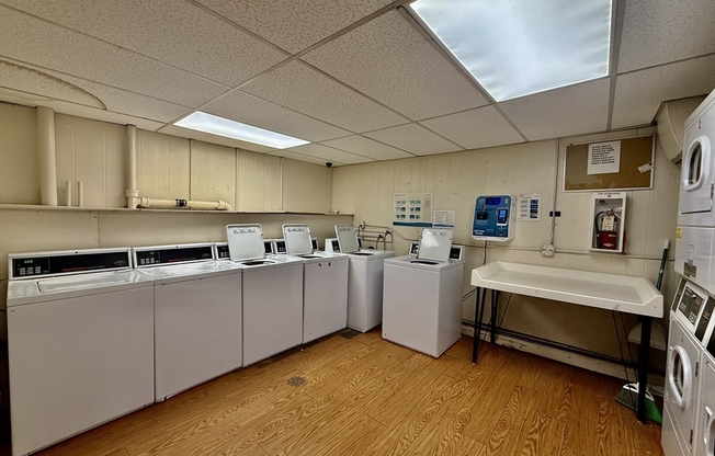 1 bed, 1 bath, 999 sqft, $1,900, Unit 4L