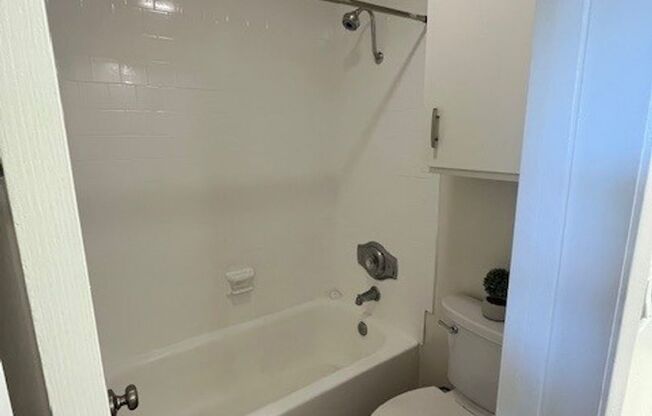 1 bed, 1 bath, $2,045, Unit M