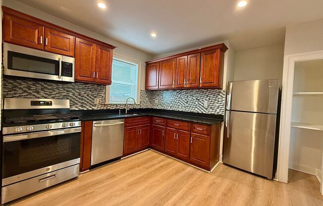 3 beds, 1 bath, $2,700, Unit Apt 3