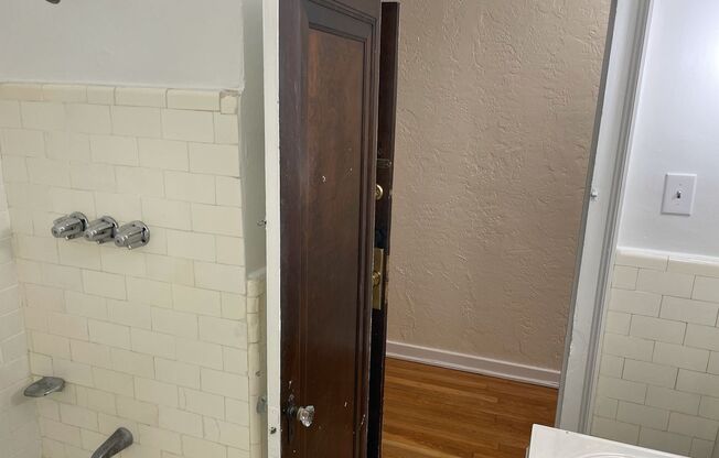 1 bed, 1 bath, 708 sqft, $1,340, Unit King Edward Annex 32