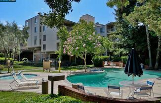 Magnificent 2 bed 2 bath condo in the beautiful and convenient Key's Complex in Walnut Creek!