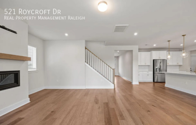 521 ROYCROFT DR
