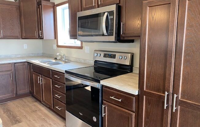 3 Bedroom - 2 Bathroom Town Home for Rent - Fenced Yard!