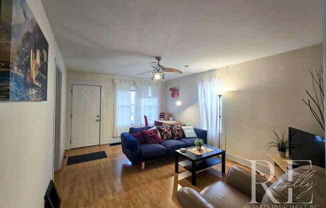 Furnished Top-Floor Duplex in Bremerton | Clawfoot Tub + Shared Laundry