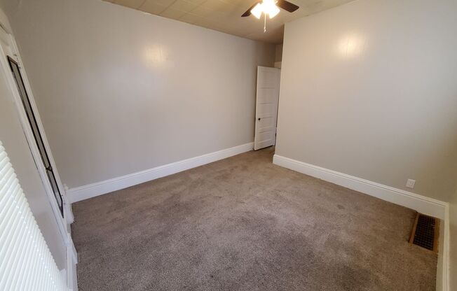 2 beds, 1 bath, $795, Unit 1005 Main Floor