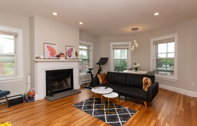 2 beds, 1 bath, 700 sqft, $3,300, Unit 4