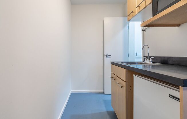 Studio, 1 bath, 201 sqft, $899, Unit 6B