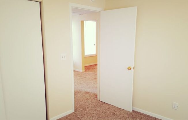 2 beds, 1 bath, $1,400, Unit 09