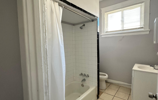 1 bed, 1 bath, $1,100, Unit 2206 Roslyn Ave Unit 9