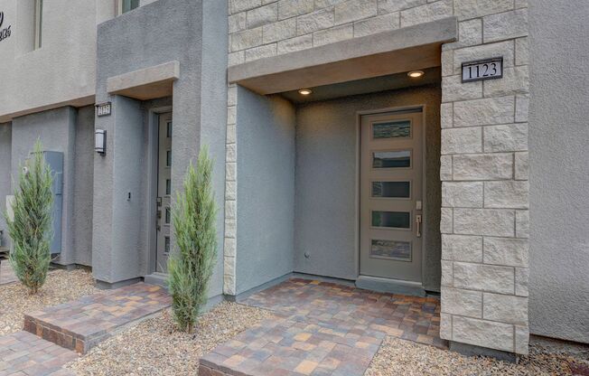 STUNNING Townhome - Strip & Mountain Views
