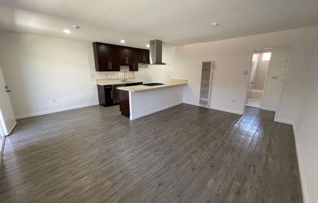 2320 Vanderbilt Ln