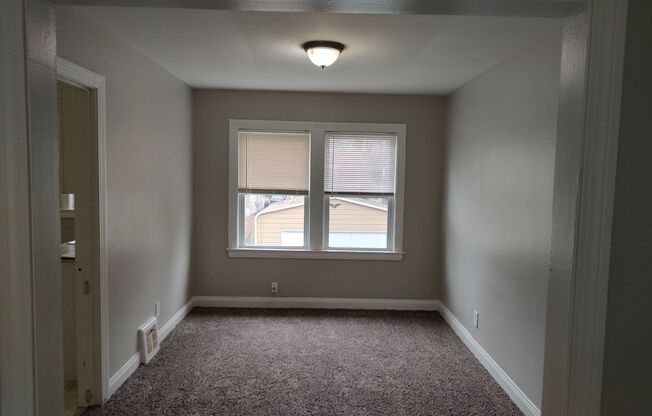 2 beds, 1 bath, $1,100, Unit 613-8