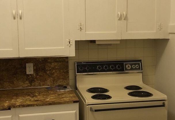 2 beds, 1 bath, $810, Unit J