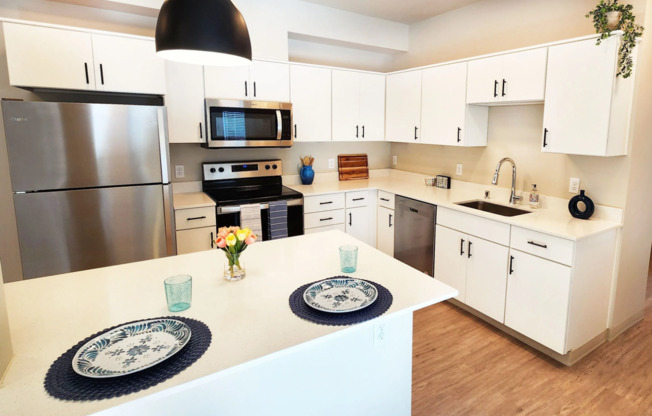 2 beds, 1 bath, 913 sqft, $1,900, Unit B-306