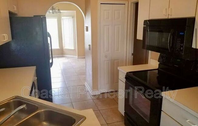 462 LARK CT
