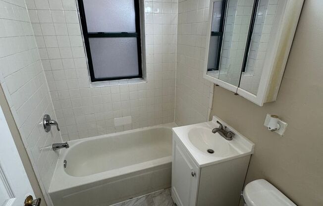 3 beds, 1 bath, $1,300, Unit 4834 #103