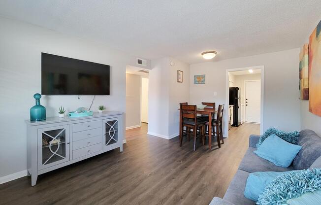 2 beds, 1 bath, 720 sqft, $1,219