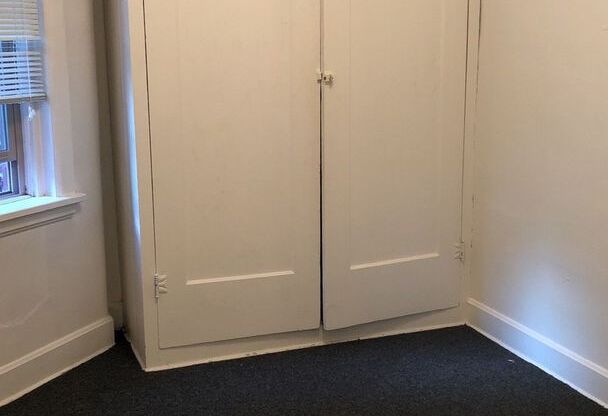 2 beds, 1 bath, $810, Unit J