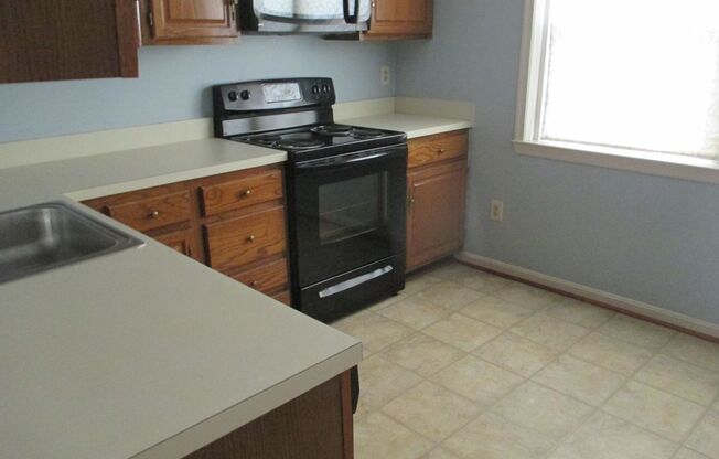 Bright and Cozy Two Bedroom Condo, One Block From Braddock Road Metro