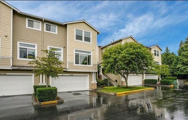 Amazing 4 bedroom, 2.5 bathroom townhouse in Kirkland.