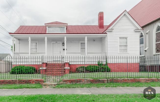 Beautiful 2 Bedroom Home with Stainless Steel appliances and Granite Countertops